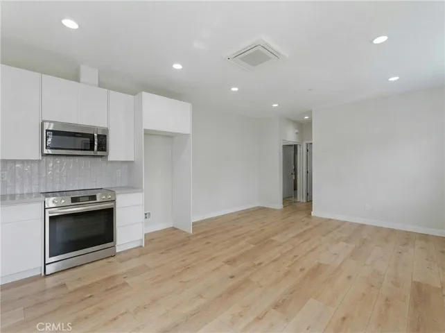 5075 FRONT UNIT (2ND FLOOR)