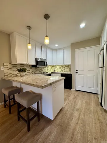 Breakfast Bar and Kitchen