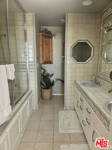 En suite orimary bathroom