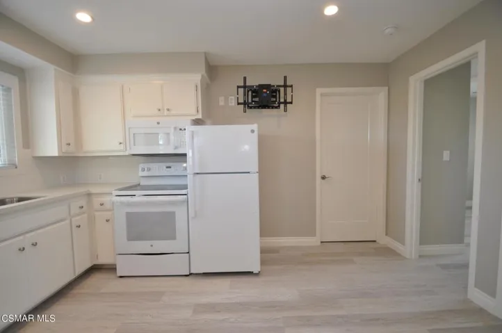 7756 1/2 Kitchen