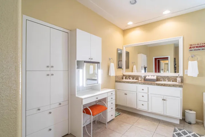 41720 Amberly-39