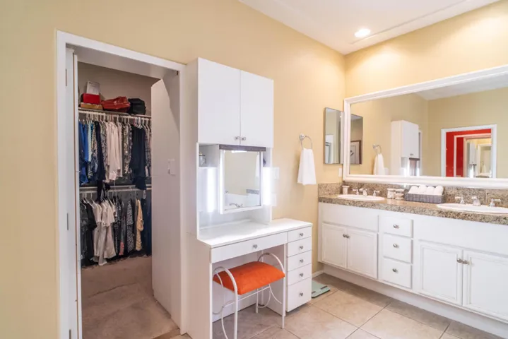 41720 Amberly-44b