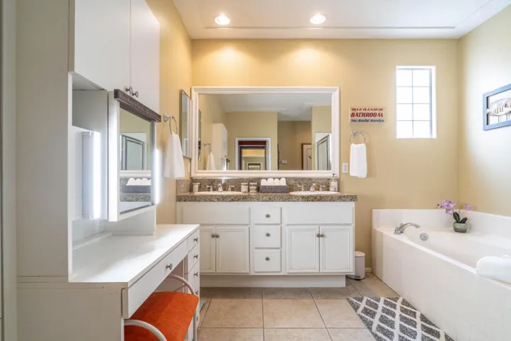 41720 Amberly-40