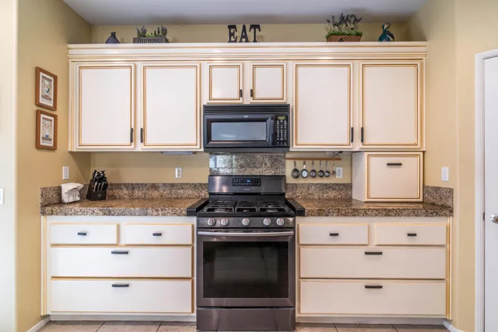 41720 Amberly-28