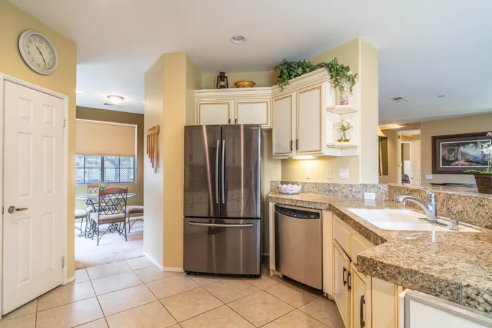 41720 Amberly-27