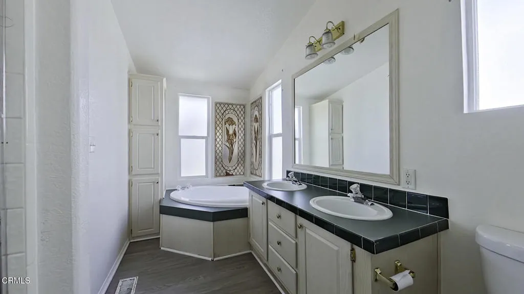 08 Primary Bathroom (1c)
