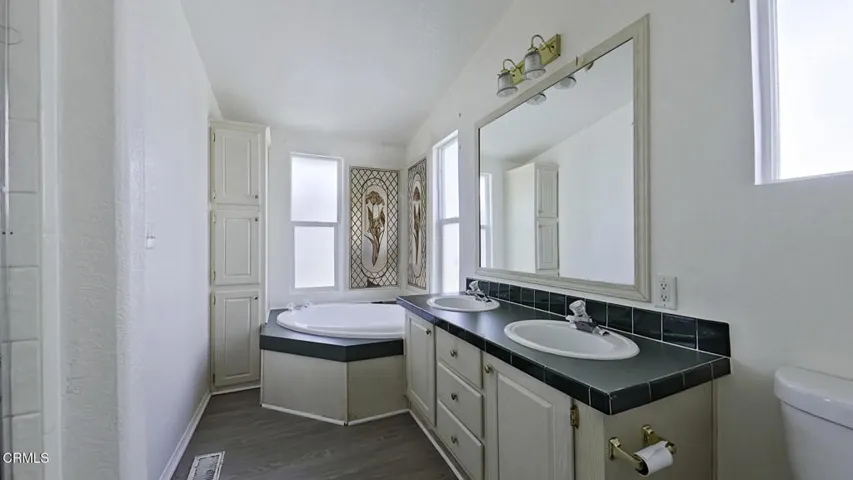 08 Primary Bathroom (1c)