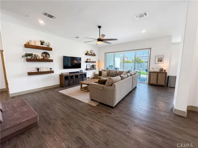 9218 Manor Glen, Shafter, California 93263