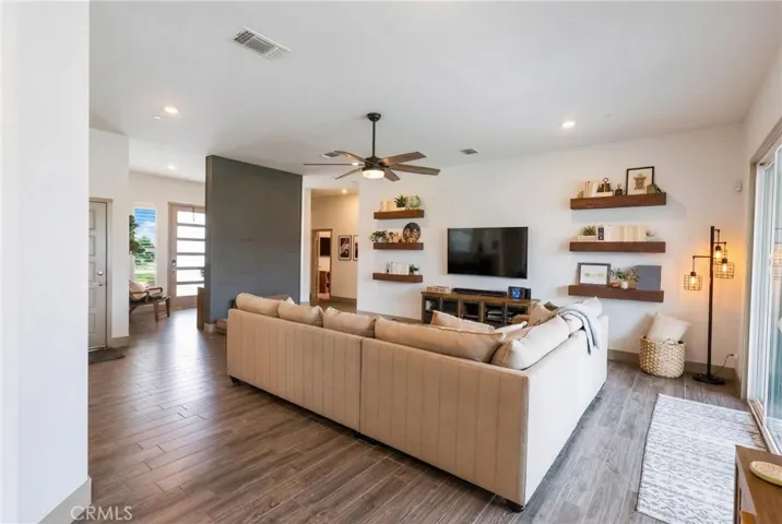 9218 Manor Glen, Shafter, California 93263