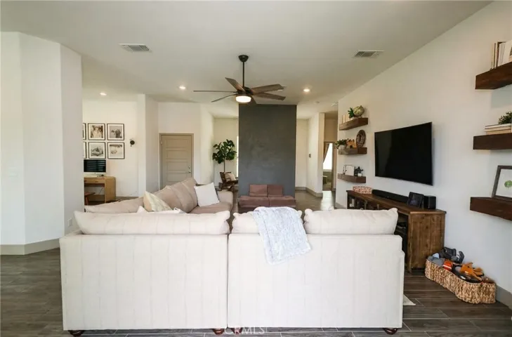 9218 Manor Glen, Shafter, California 93263