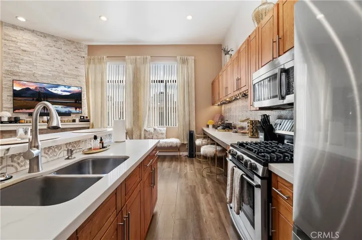 4652 Don Lorenzo B, Los Angeles, California 90008