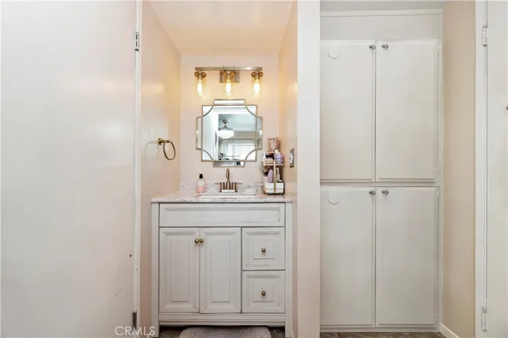 4652 Don Lorenzo B, Los Angeles, California 90008