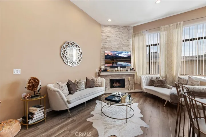 4652 Don Lorenzo B, Los Angeles, California 90008