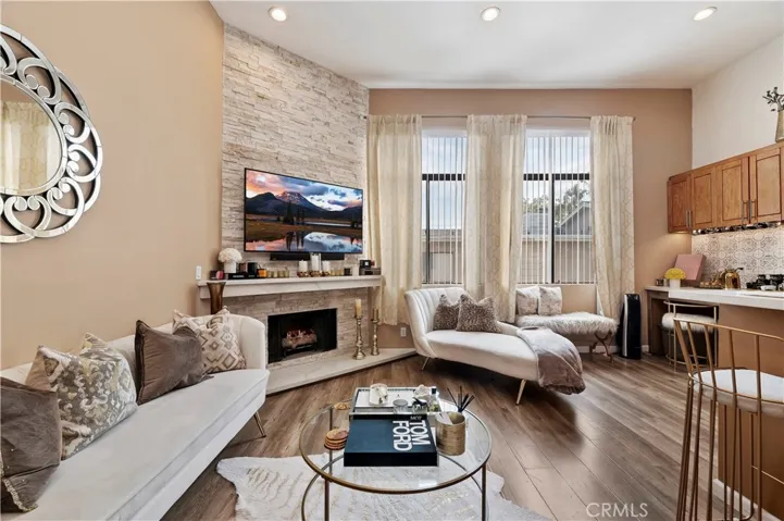4652 Don Lorenzo B, Los Angeles, California 90008