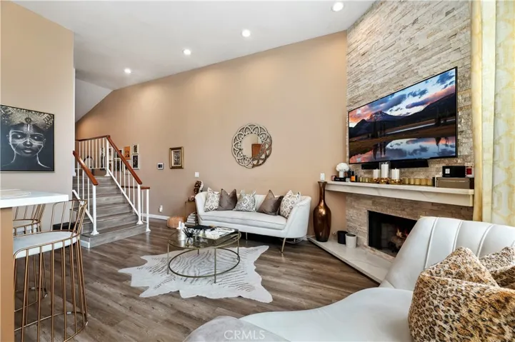 4652 Don Lorenzo B, Los Angeles, California 90008