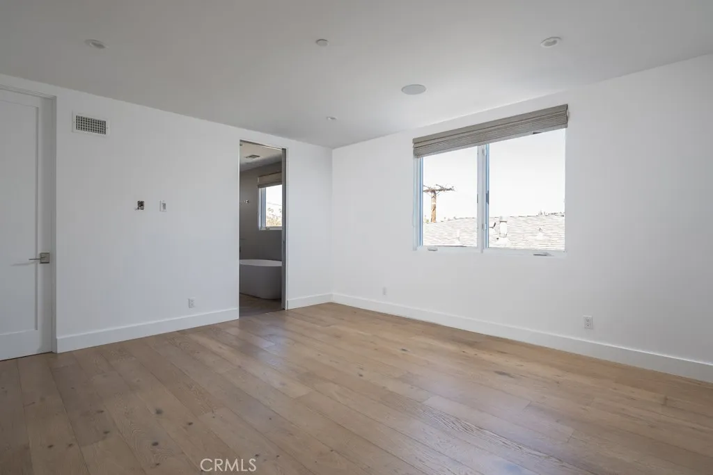 Primary Bedroom w/large w/in closet