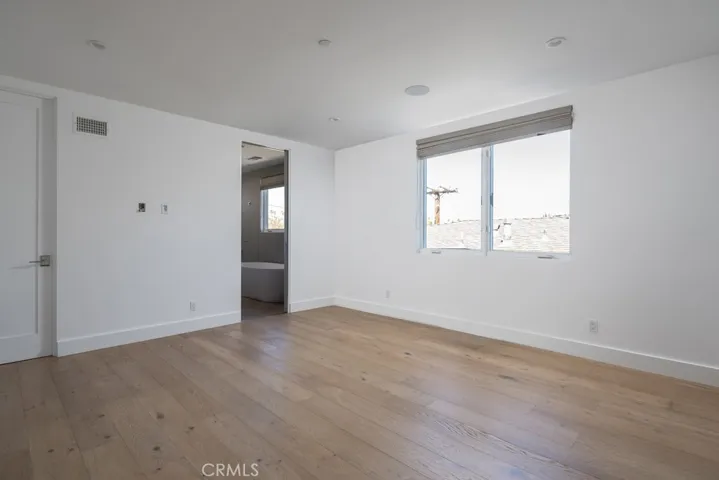 Primary Bedroom w/large w/in closet