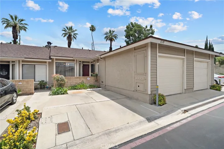 Welcome to 828 Tangerine, Corona
