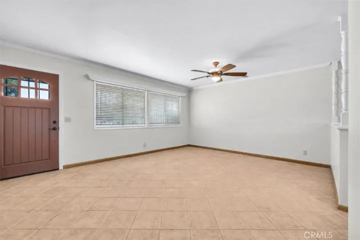 Living room with no furniture