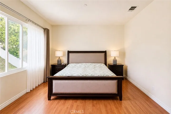 Master Bedroom (4)