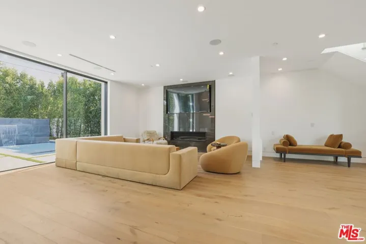 5316 Lennox Avenue, Sherman Oaks, California 91401