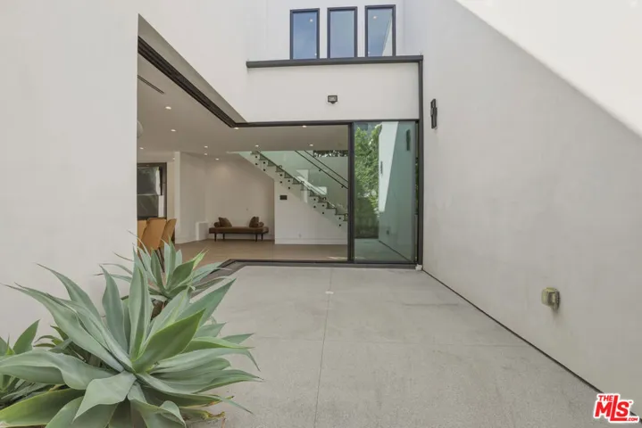 5316 Lennox Avenue, Sherman Oaks, California 91401