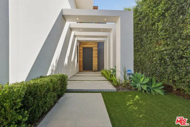5316 Lennox Avenue, Sherman Oaks, California 91401