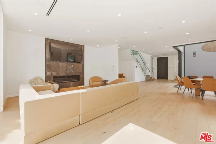 5316 Lennox Avenue, Sherman Oaks, California 91401