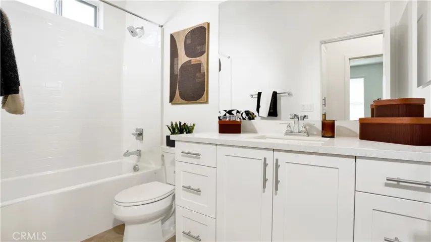 Full bathroom for the bedrooms upstairs