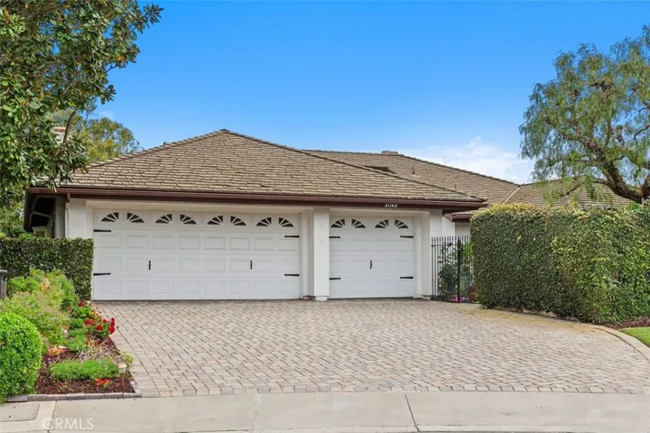 Spacious driveway with pavers located at the end of a cul-de-sac with garage parking for 3 cars.