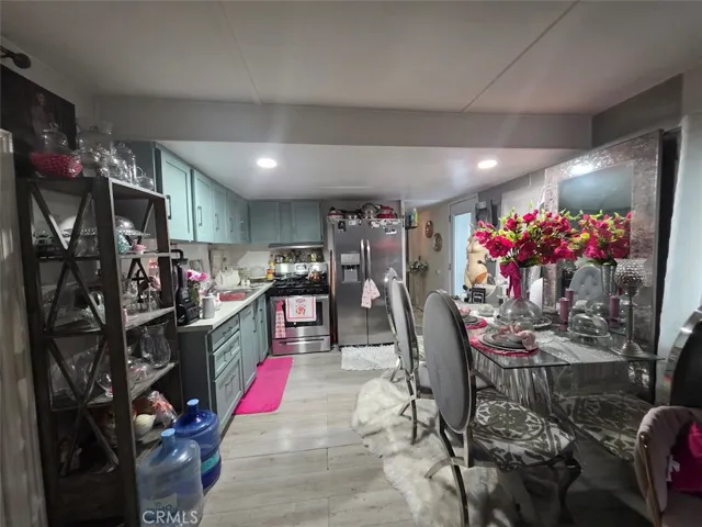 Kitchen & Dining