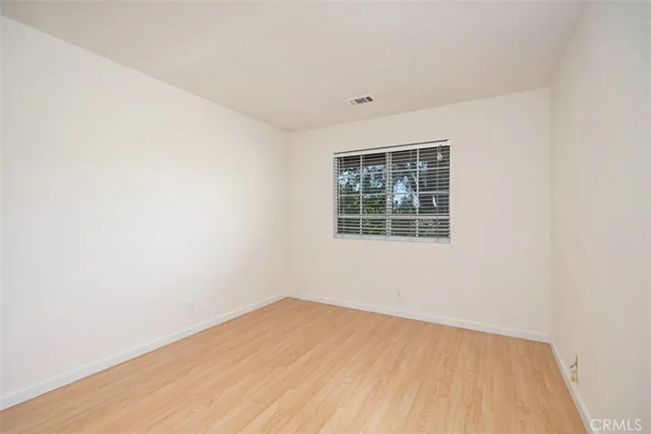 Secondary Bedroom. Laminate Floors.