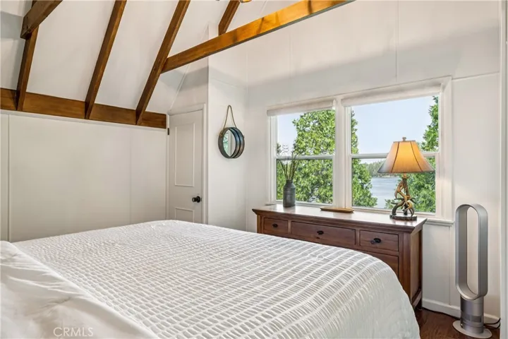 Upper bedroom with a lake view
