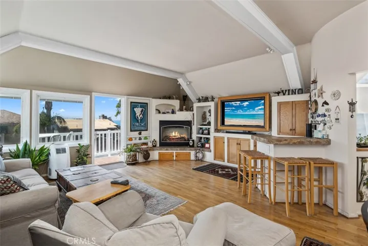 Living Room, Bar, Tv, Balcony with BBQ