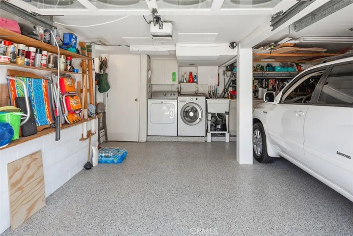 Garage with parking for 1 garage and Laundry