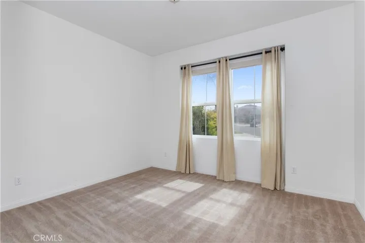D/S Bedroom w/mirrored closet facing front yard