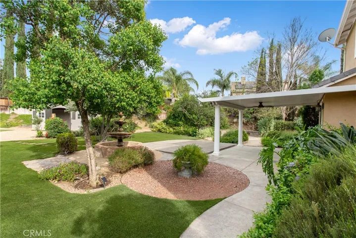 Lush Mature Landscaping - plenty of space for large family/friend gatherings
