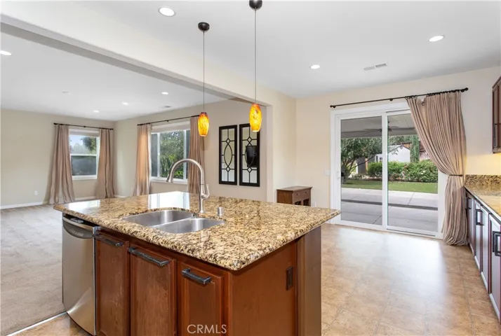 Kitchen & Family Room open concept perfect for entertaining family/friends.