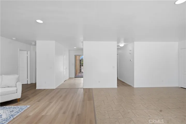 SPLIT FLOOR ENTRY WAY