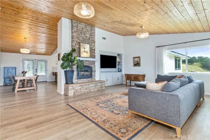 5530 El Pharo, Paso Robles, California 93446