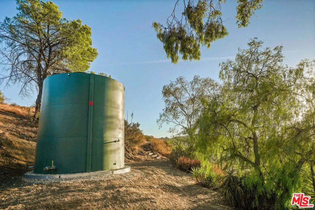 New 10,000 Gallon Water Tank