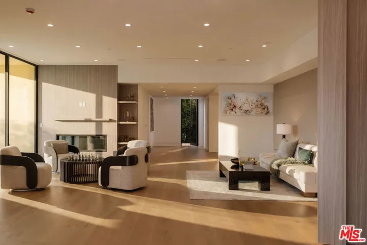 15834 High Knoll Road, Encino, California 91436