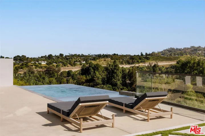15834 High Knoll Road, Encino, California 91436