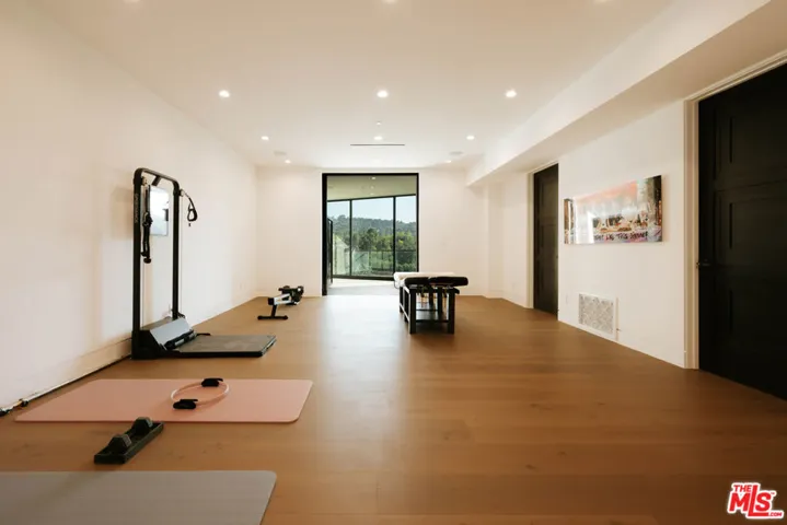 15834 High Knoll Road, Encino, California 91436