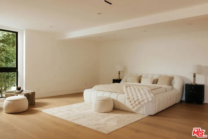 15834 High Knoll Road, Encino, California 91436