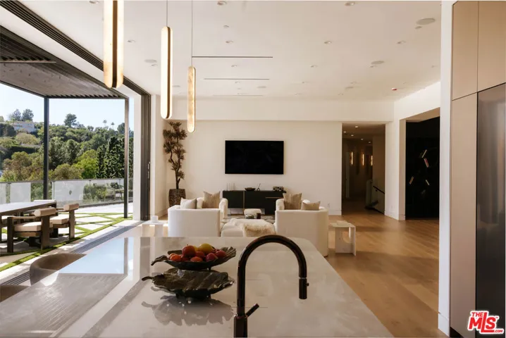 15834 High Knoll Road, Encino, California 91436