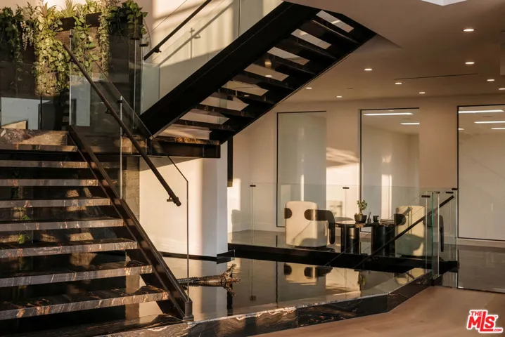 15834 High Knoll Road, Encino, California 91436