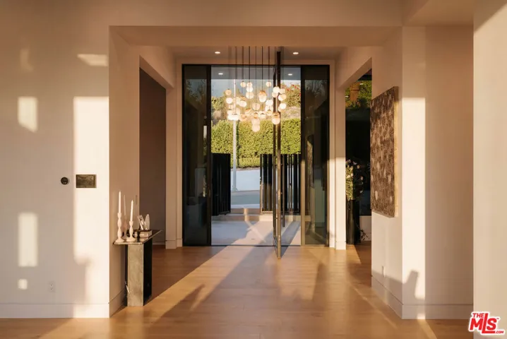 15834 High Knoll Road, Encino, California 91436