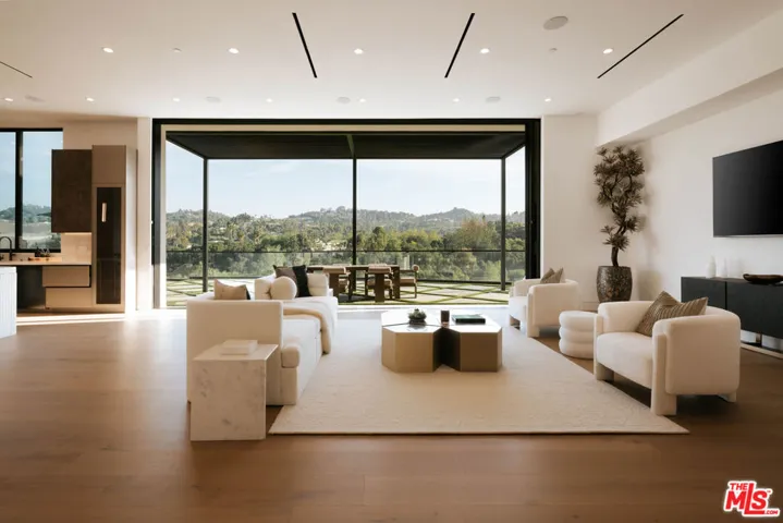 15834 High Knoll Road, Encino, California 91436