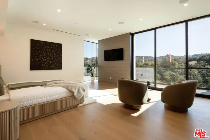 15834 High Knoll Road, Encino, California 91436